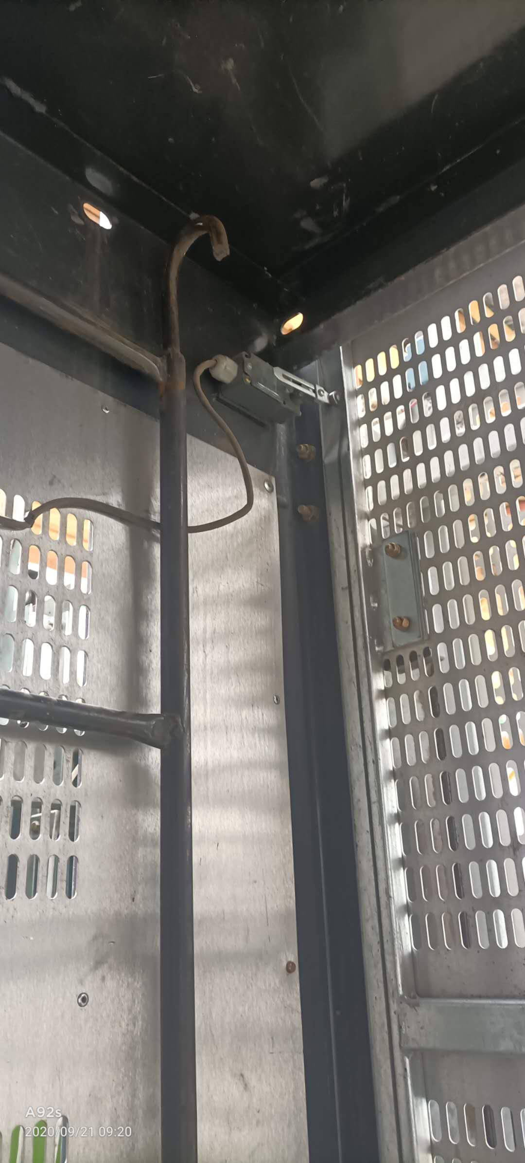 左笼内门.jpg