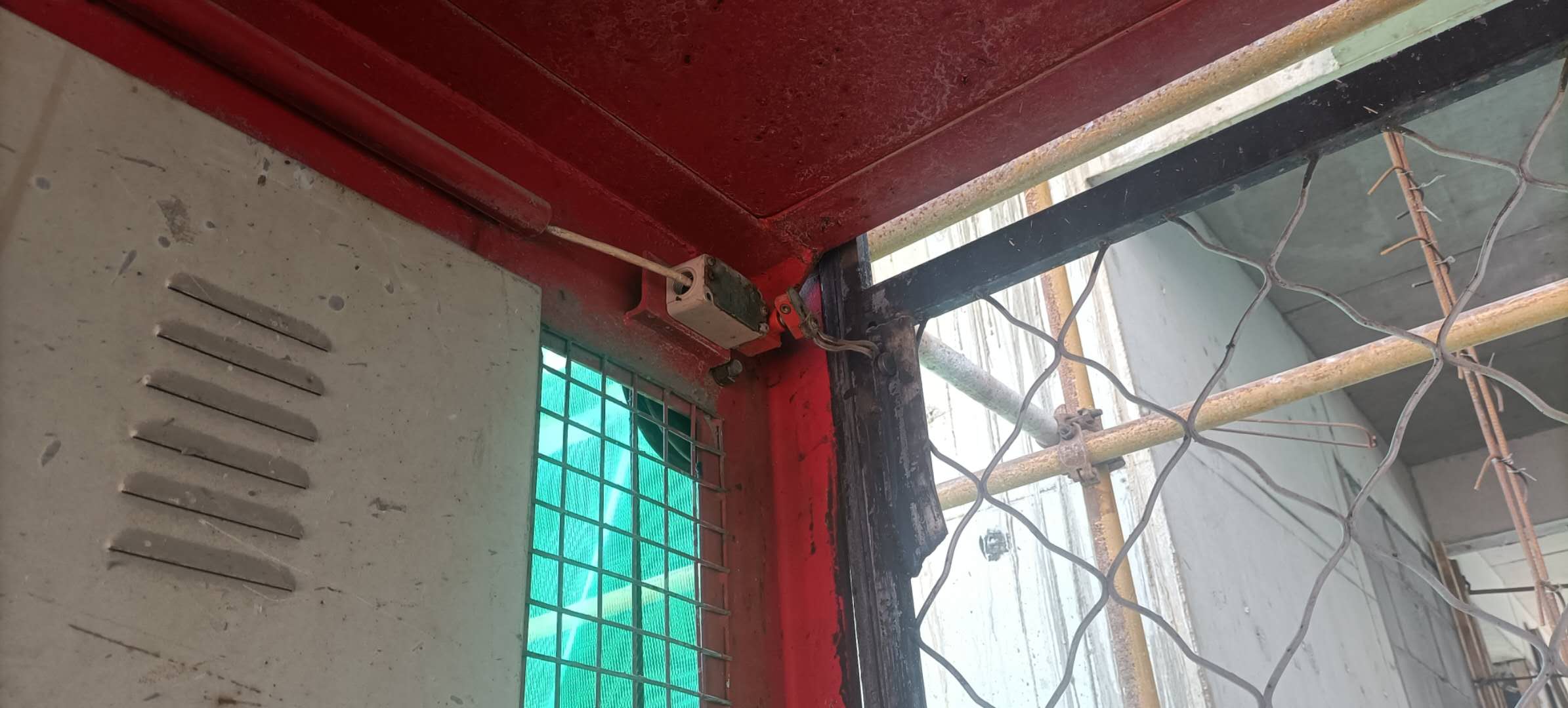 左笼内门.jpg