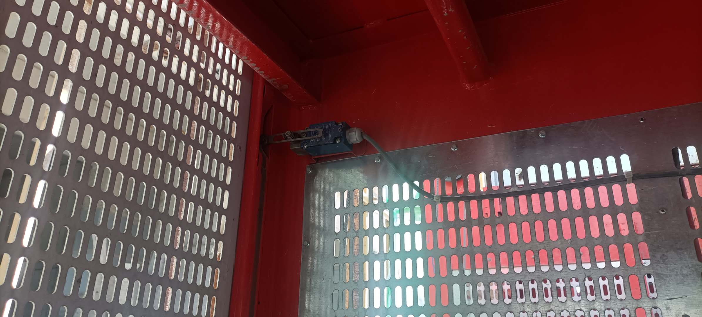 左笼内门.jpg