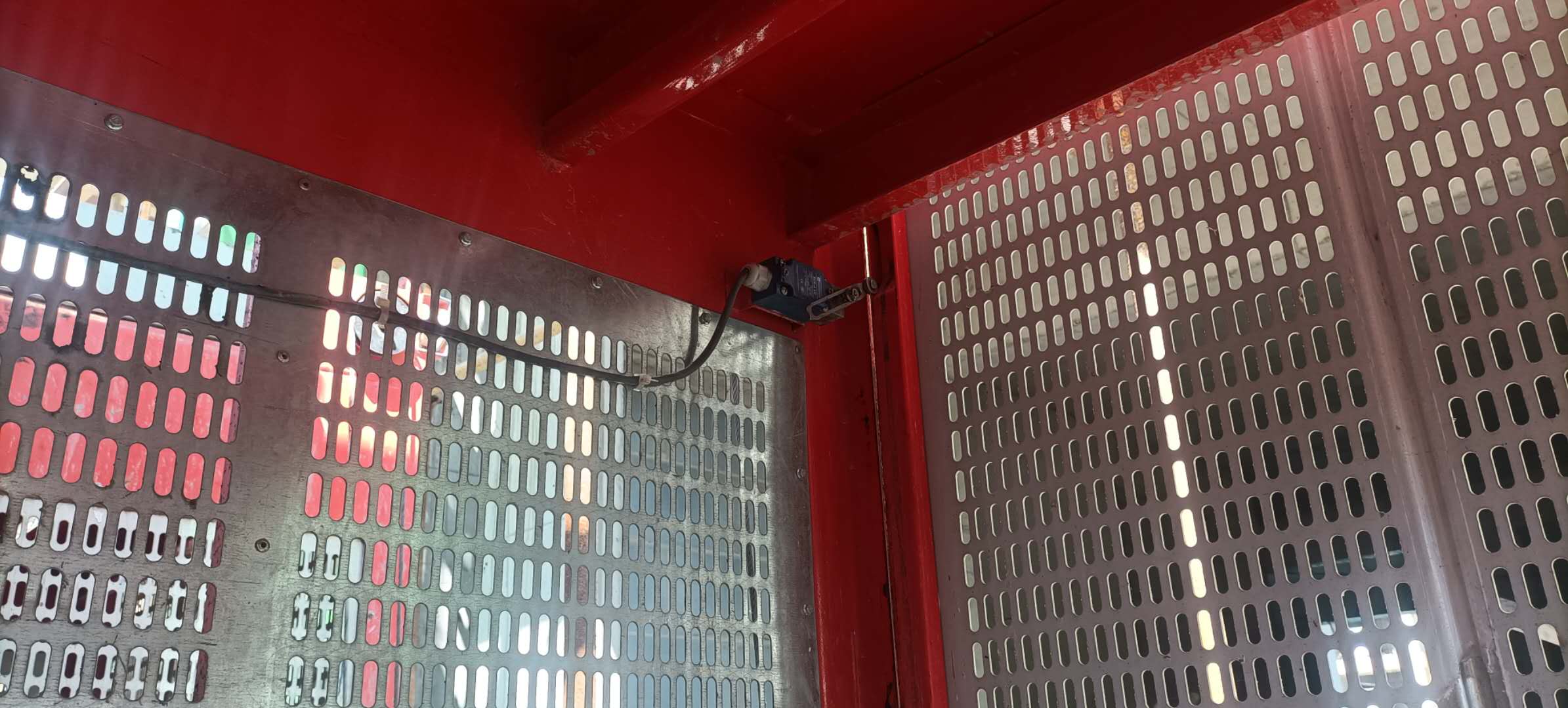 右笼内门.jpg